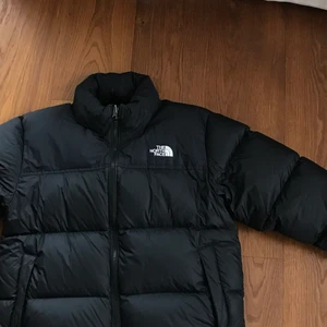 North face retro nutpse jacka  - Populär north face jacka i modellen retro nutpse. Storlek L, men passar mer som S/M. Kör utgångspris 2000kr, men priset höjs om intresset ökar! Kan även posta vid intresse.