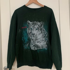 Tjocktröja - Urban Outfitters  - Mörkgrön tjocktröja med tryck från Urban Outfitters🍀