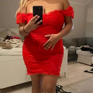 Säljer min fina röda klänning, storlek m, 300kr❤️