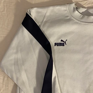 Puma sweatshirt  - Sweatshirt från Puma, strl large men stitter snyggt oversized på mig som är xs/s 🤠 ljusblå med mörkblå ränder på ärmar och logga