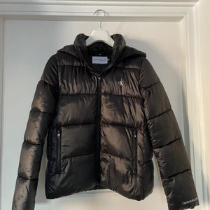 Ny Calvin Klein jacka svart - Säljer en ny Calvin Klein jacka i färgen svart. Endast använd 1 gång. Ord pris 2200kr. Storlek M. Vid snabb affär kan pris diskuteras