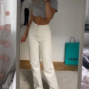 Ett par beiga/vita Jeans från weekday o modellen ”Rowe”. Storlek W24 L30, minsta storleken. Kontakta mig vid intresse 💓 i väldigt bra skick