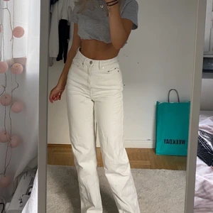 Rowe jeans  - Ett par beiga/vita Jeans från weekday o modellen ”Rowe”. Storlek W24 L30, minsta storleken. Kontakta mig vid intresse 💓 i väldigt bra skick