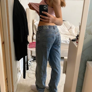 Jeans - Säljer mina jeans från Asos då de inte kommer till användning av mig! Jag är ca 1,70 och de är lite längre på mig, jag har de även som lågmidjade jeans. Skriv om ni vill ha bättre bild eller har någon fråga💓