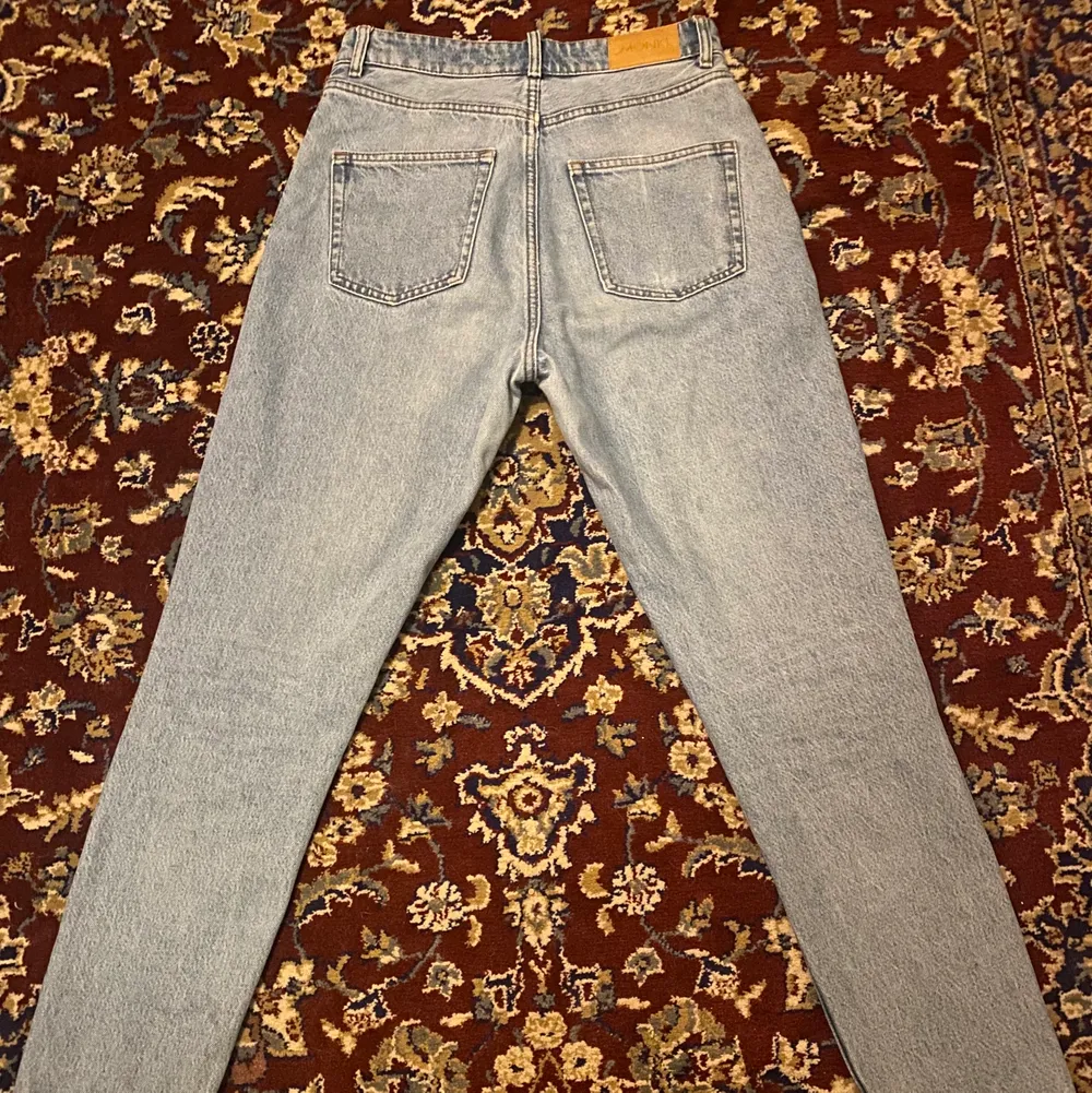 Skjut fina mid/high waist jeans från monki🍒 Inte riktigt min stil längre så säljer dom till nån annan som kan love and appreciate them😚💋. Jeans & Byxor.