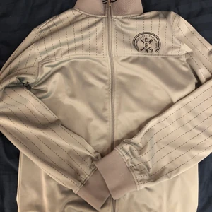 Zipup  - Zipup med luftigt material i perfekt skick. Köpt secondhand och använd ett fåtal gånger. 