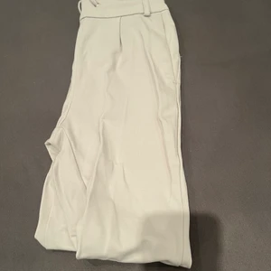 Kostymbyxor  - Säljer dessa kostymbyxor med ”mjukismaterial”. Jätte bekväma att ha på sig samtidigt ser man Fancy ut! Storlek 32 #kostymbyxor