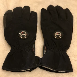 Ridhandakar för vintern - Säljer dessa ridvantar med supermjukt foder inuti. Dessa är försmå för mig men jag andvänder ett exakt likadant par till allt de är så sköna. Starkt recommending❤️