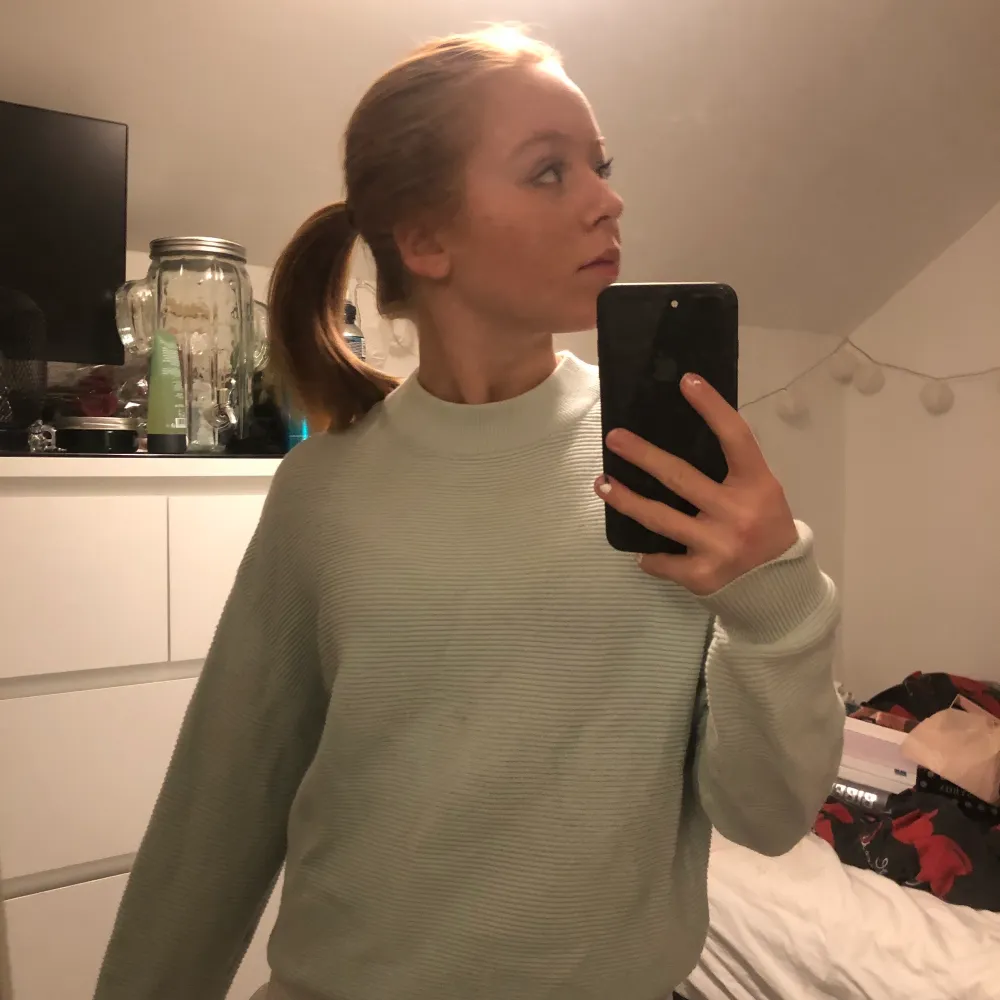 Säljer min fina turkosa sweatshirt pågrund av den inte används. Bra skick och sällan använd. Tröjor & Koftor.