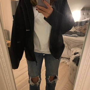 Snygg zara jacka  - Säljer min älskade jacka💕 säljer på grund av att den inte kommer till användning längre😊 inga defekter eftersom den använts varsamt💕nypris 399kr