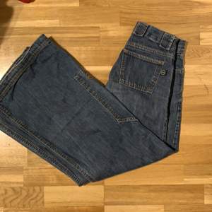 Jeans från push, de har typ fickor på sidan av smalbenen, skriv för bilder, jag är 160, så otroligt snygga men lite för vida för mig, använd ett fåtal gånger💕 Står ingen storlek men skulle säga 25/31 (de är mycket mer ”baggy” än på bilden)