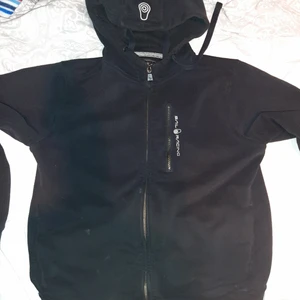 Sail racing tröja strl M - Säljer en sail racing tröja i använt skick väldigt snygg tröja i storlek M den sitter väldigt bra som medium på mig och jag är cirka 185 cm lång, kan gå ner lite i pris för snabb affär