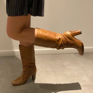Cowboy boots 🙌🏼🙌🏼 - Ursnygga cowboy boots/stövlar. Köpta secondhand, storlek 38/39. . Dm för fler frågor 🌈🌈  säljer endast för bra pris!!