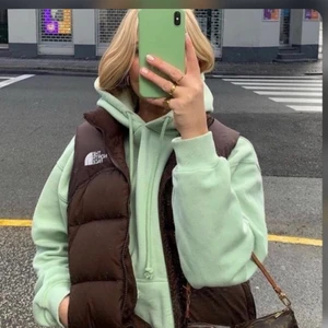 Fridlysta BRUN north face väst! - Storlek S och köpt i en second hand butik! Knappt använd då det inte är min stil! Kör på budgivning till nästa vecka alltså söndag. Eller ev köp direkt för 2500kr (notera att denna väst vanligtvis kostar runt 3000kr då det är limiter edition.)