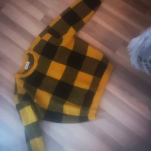 Fin stickad tröja från H&M - I fint sick har anvends runt 10 gonger och har lite nopror. Köpt för 200 kr och pasat mig när jag har varit 11 år. 