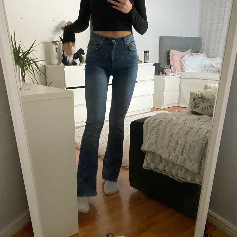 Ett par mörkblåa botcut jeans ifrån ginatricot. De är i bra sick. Strl M men passar S. Perfekt längd för mig som är 1,68 cm lång. . Jeans & Byxor.