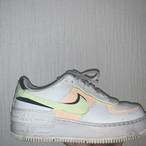 nike skor  - Väldigt bekväma skor!! Tvättar de såklart innan jag skickar iväg de:) Köparwn står för frakten! Köp direkt för 300kr