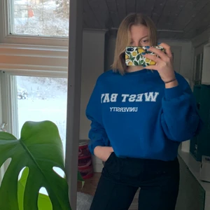 Mysig sweatshirt - Säljer denna jättemysiga sweatshieten från nelly, färgen är verkligen jättefin!! Den är i stl S men passar nog M och L också då den är oversized💞💞 Köparen står för frakt