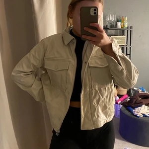 Jacka - Aldrig använd jacka i fakeläder ifrån hm! Frakt tillkommer