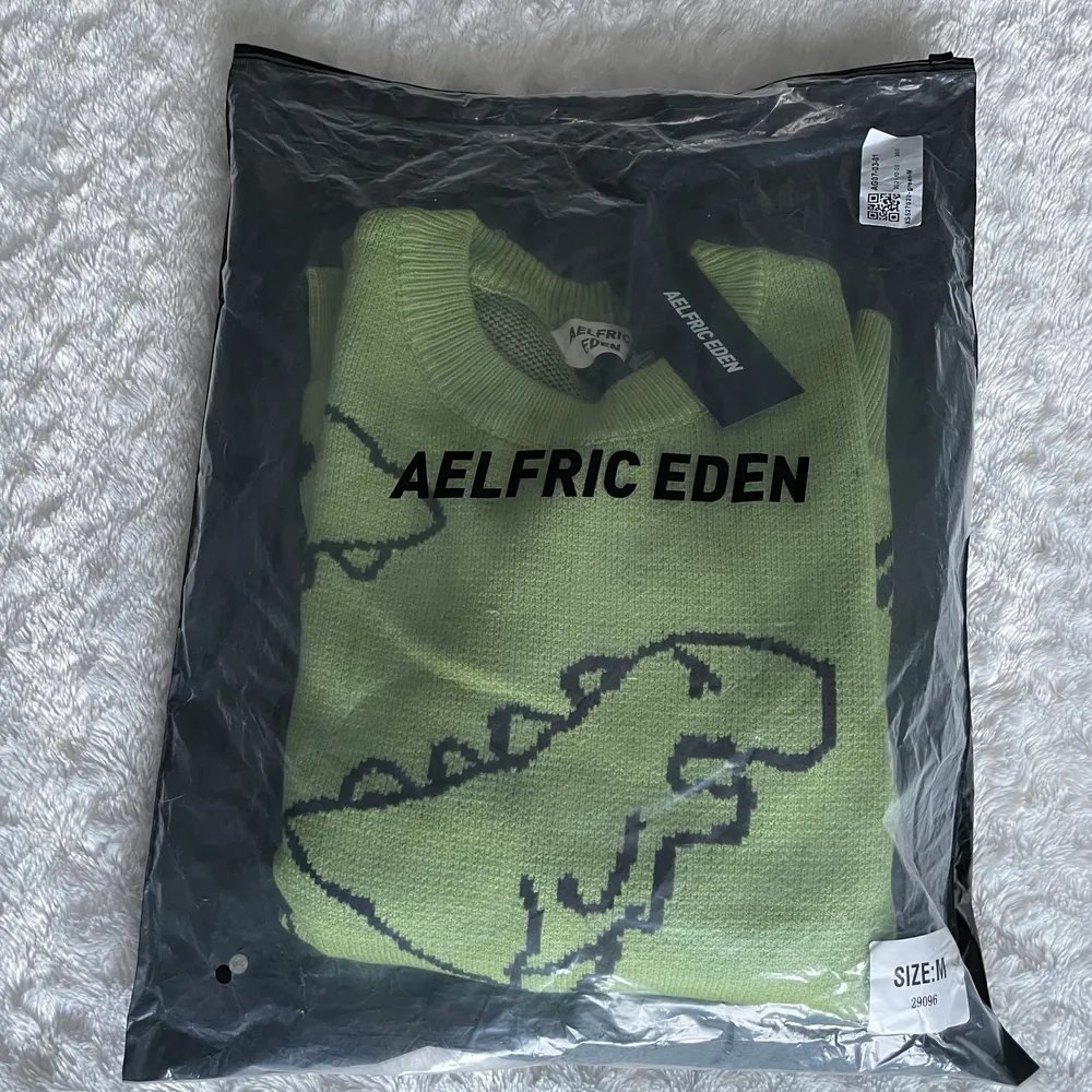 En suuuuuper gullig sweater från Aelfric Eden med dinosaurier på. 🦖 Köpt från Aelfric Eden’s hemsida för ca 600kr. Aldrig använd, endast testad. Säljer då jag har en likadan redan! 💞. Tröjor & Koftor.