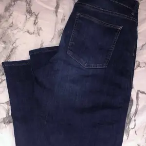 mörkblåa jeans från h&m i strlk 170/s, endast testade så i nyskick. Skriv för fler bilder eller vid frågor. 