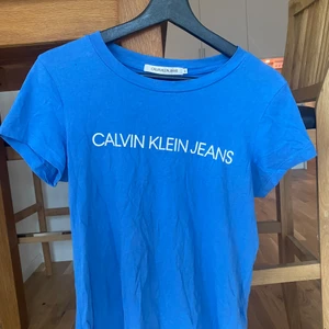 Calvin klein t-shirt strl S - I fint skick, använd fåtal gånger 