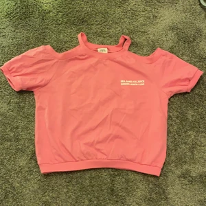 Zara T-shirt  - Rosa oanvänd zara T-shirt💗⚡️har olika detaljer🎉