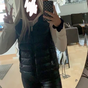 Svart väst från Mango - Säljer denna snygga svarta väst från Mango. Använd 1 gång, som nyskick! Storlek M men passar även S. Fråga om de något ni undrar över💕💕💘