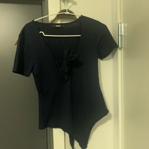 Gina tricot mörkblå topp - Fint skick, knappt använd, normal i strl. 