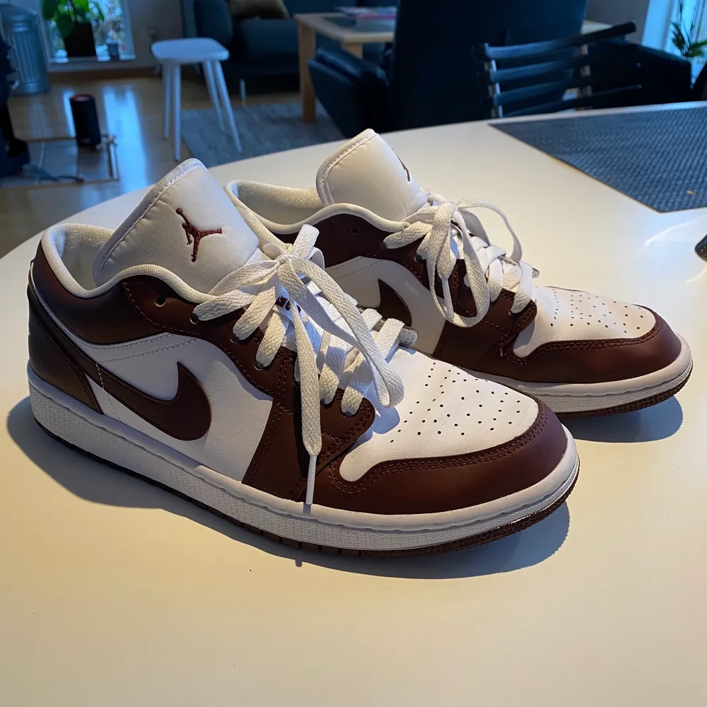 Intressekoll på mina Nike air Jordan 1 i färgen bronze eclipse. Köptes i augusti och använd ett fåtal gånger, därav är de lite creasade men inga andra defekter. Hör av er vid intresse och bud ☺️. Skor.