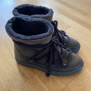 Inuikii vinterskor  - Inuikii skor, storlek 38, mörk grå/brun med grå/blå snöre. Köpte förra året men använt ytterst få gånger så skicket på skorna är super! 