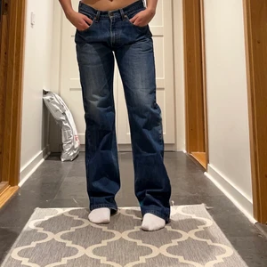 Levis jeans 32 32 - Superfina levis jeans i den perfekta tvätten 😍 älskar dem men de är lite för stora för mig tyvärr. Köpta på second hand och endast använda en gång efter det 🌟 passar en större 36 men mindre 38 skulle jag säga! Dem har en liten fläck på ena benet, typ blekmedel eller liknande. Jag tycker det är as COOLT men kan skicka bild på det om ni vill privat!