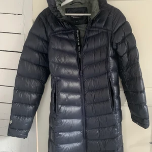 Mountain Works dunjacka  - Mountain Works dunjacka storlek XS, mörkblå.