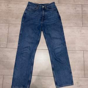 Mörkblå jeans från weekday i modellen Rowe. Knappt använda.💙💙 Pris kan diskuteras😊