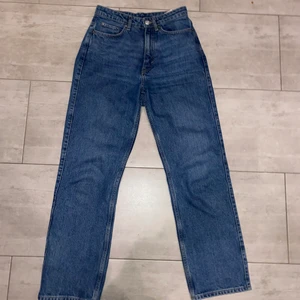 Jeans - Mörkblå jeans från weekday i modellen Rowe. Knappt använda.💙💙 Pris kan diskuteras😊