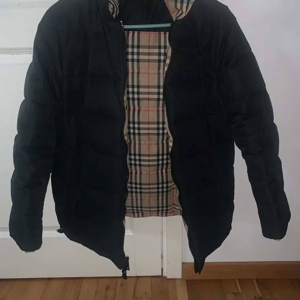 Burberry reversible vintage check recycled polyester jacket.  Var köpt i december 2019. Använt 4-5 gånger. Perfekt till vintern och hösten, den håller dig varm och stillig. Denna jackan finns inte längre hos burberry.  Den är reversible så kan användas på båda sidor.  Burberry box medföljer samt luva och kostympåse. Kvitto och orginalbox finns.  Har skrivit gratis frakt då jag inte vet hur mycket det kommer kosta. Jag står inte för postens slarv.  #burberry #jacka. Jackor.