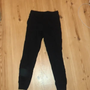 HM svarta byxor strl 158 - Midjemått 31 cm och 82 cm på längden, helsvarta, andvända 3-4 ggr 