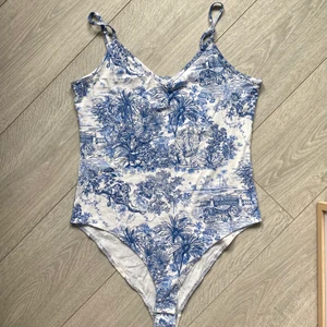 Body - Säljer en body i strl M. Använd en gång så den är i bra skick! Köpare står för frakt💙🦓