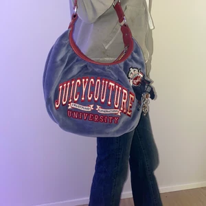 Juicy couture väska - Hej! Säljer denna juciy couture university väskan, då jag tyvärr inte fått användning av den. den ser jätte bra ut utan på. Invändigt är den lite sliten, för köpten den av en tjej för 700 då hon hade använt den några få gånger. 