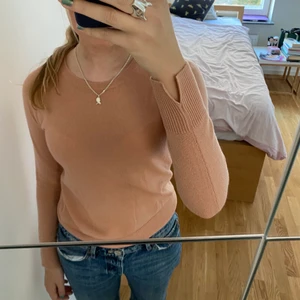 Softgoat tröja - Säljer min superfina tröja från softgoat i 100% cashmir som är i en såå fin rosa färg💞 Passar till så mycket och är sjukt skön!🙏🏽I perfekt skick men inga nopprar över huvud taget😗