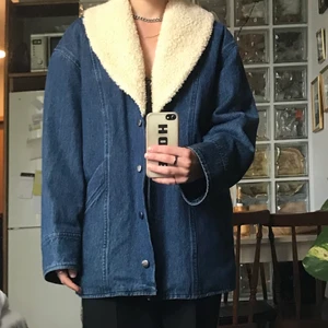 Jacka med teddyfoder från &other Stories - Varm och jättefin jacka med mysigt med och teddykrage och inuti från &other stories. Jackan är i strl 38 och sitter lite oversize på mig som är 162. Knappt använd och är i nyskick. Köpt förra hösten. 