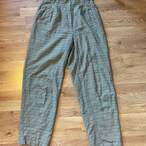 Rutiga byxor - Innerbenet: 73,5 cm Midja: 72 cm Midjan är dock stretchig så passar fler. Köpta för 300 men de har några hål i bak så säljer för 50kr!!  Frakt tillkommer 