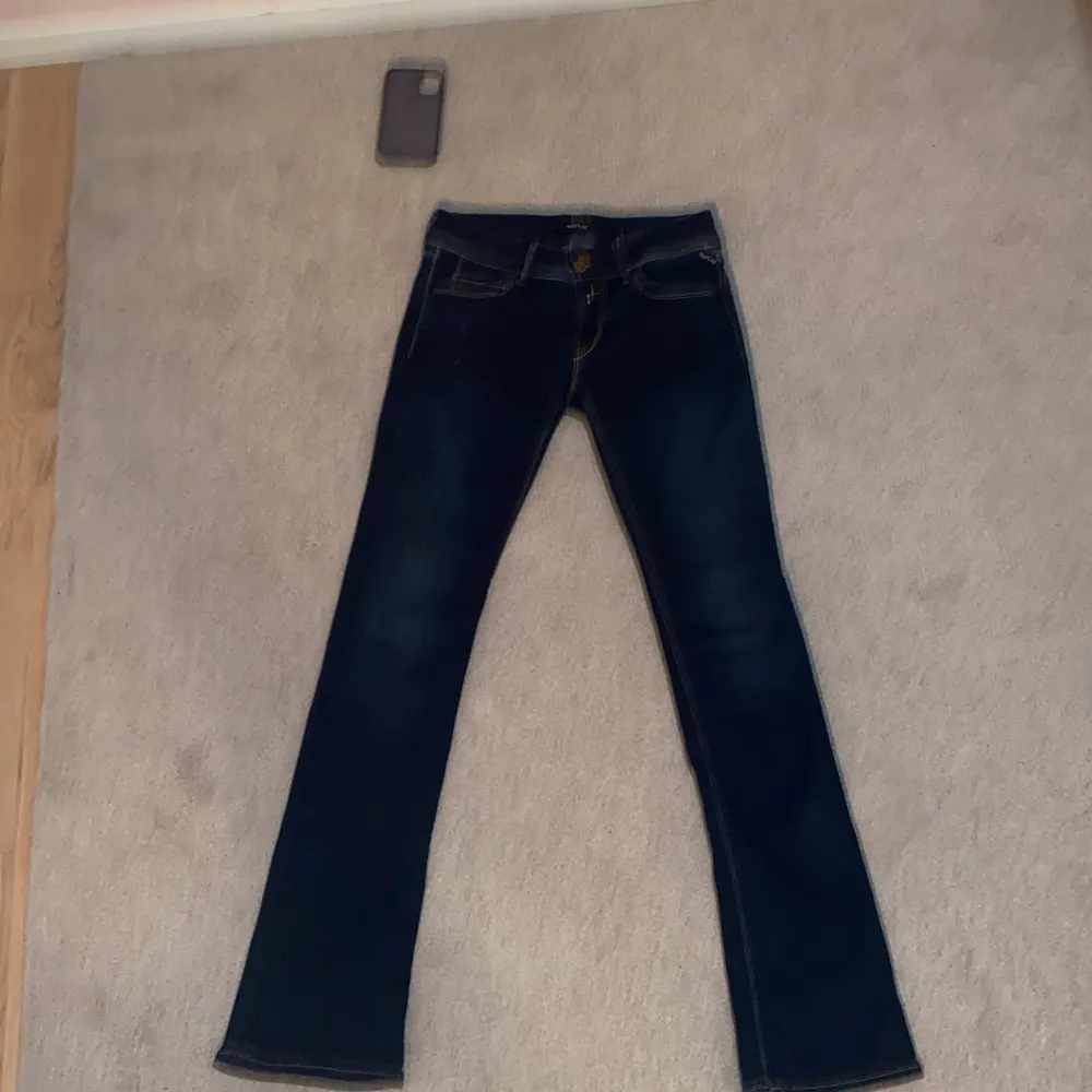 Säljer dessa sjukt gulliga lågmidjade jeans aldrig använda köpta för ca 1200kr 💗har direkt inget pris.  skriv förslag. Vid bra erbjudande så släpper jag dem 💗. Jeans & Byxor.