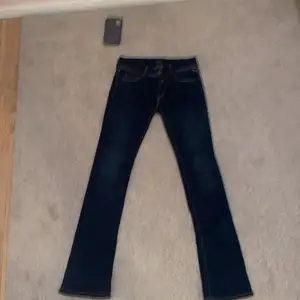 Säljer dessa sjukt gulliga lågmidjade jeans aldrig använda köpta för ca 1200kr 💗har direkt inget pris.  skriv förslag. Vid bra erbjudande så släpper jag dem 💗