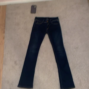 Låg miljard jeans - Säljer dessa sjukt gulliga lågmidjade jeans aldrig använda köpta för ca 1200kr 💗har direkt inget pris.  skriv förslag. Vid bra erbjudande så släpper jag dem 💗