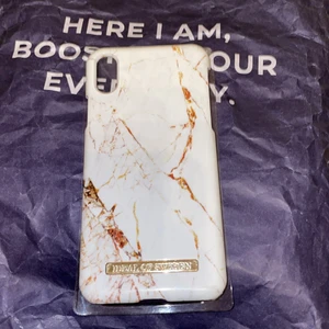 Carrara guld mobilskal iPhone xs - Super fin men liten spricka i jakten se bild 