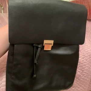 Väska - Denna väska/ryggsäck från zara. Säljer för att jag är mer åt bruna hållet på väskor. Jätte fin och knappt använd. Jätte fint skick! Vid intresse hör av dig😊