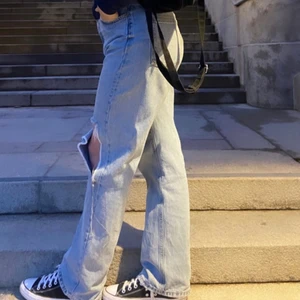 Jeans från zara  - Säljer mina favorit jeans från zara som tyvärr inte kommer till någon användning mer, sjukt bra skick. Sitter som önskad storlek 🥰