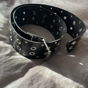 Brett bälte med snygga detaljer  - Säljer pga använder inte, är 70cm långt och kan anpassas till alla storlekar då man knäpper den genom hålen! 