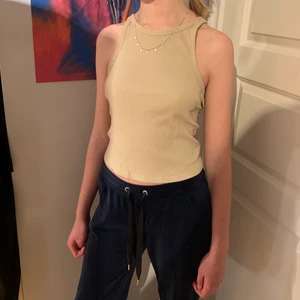 Ribbad beige linne från Gina Tricot - Snyggt beiget ribbat linne från Gina Tricot i bra skick! 